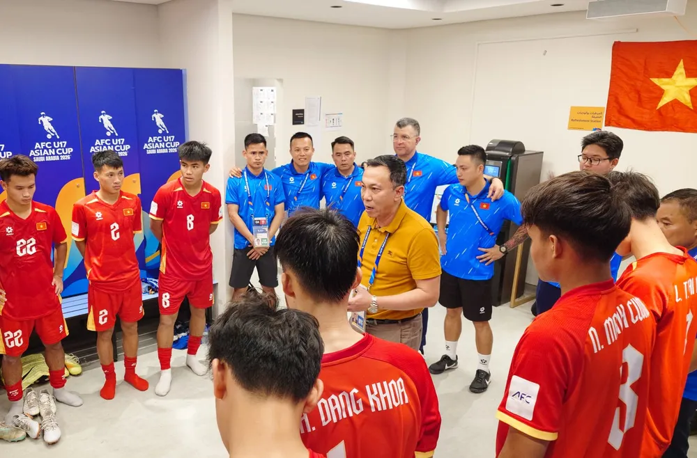 Chủ tịch VFF Trần Quốc Tuấn gặp gỡ động viên các cầu thủ sau trận đấu với U17 Hàn Quốc. Ảnh: ĐOÀN NHẬT