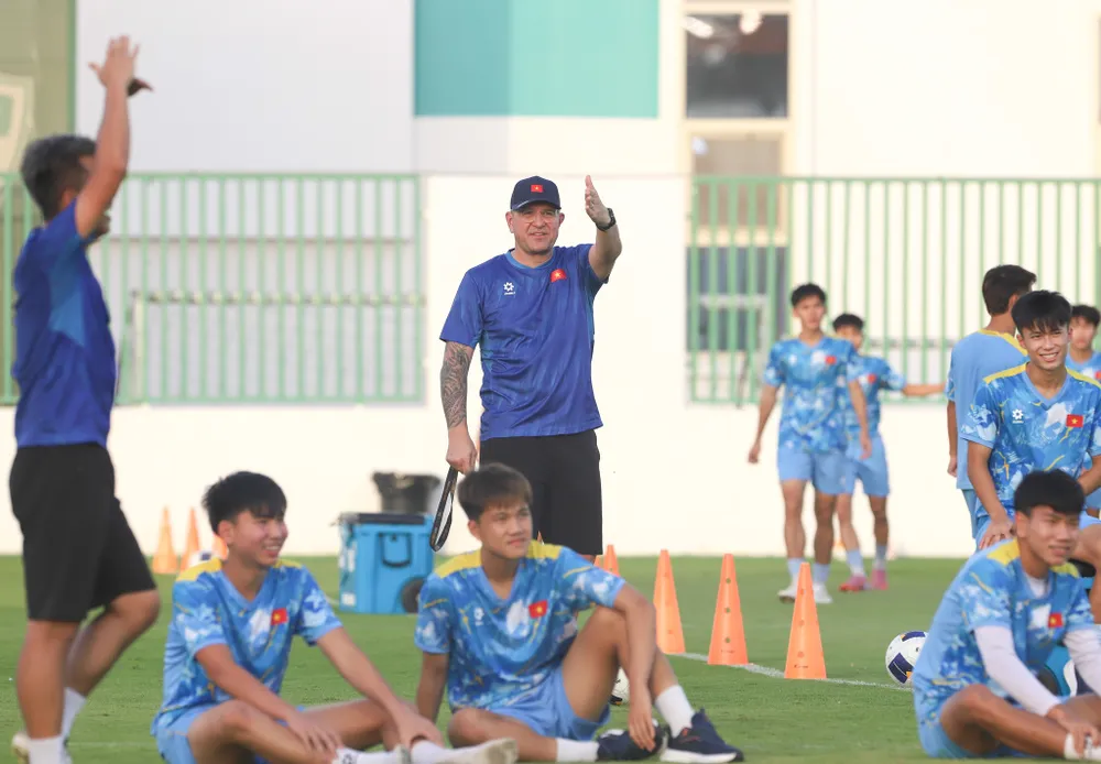 Thầy trò đội tuyển U17 Việt Nam trên sân tập ngày 14-5. Ảnh: ĐOÀN NHẬT