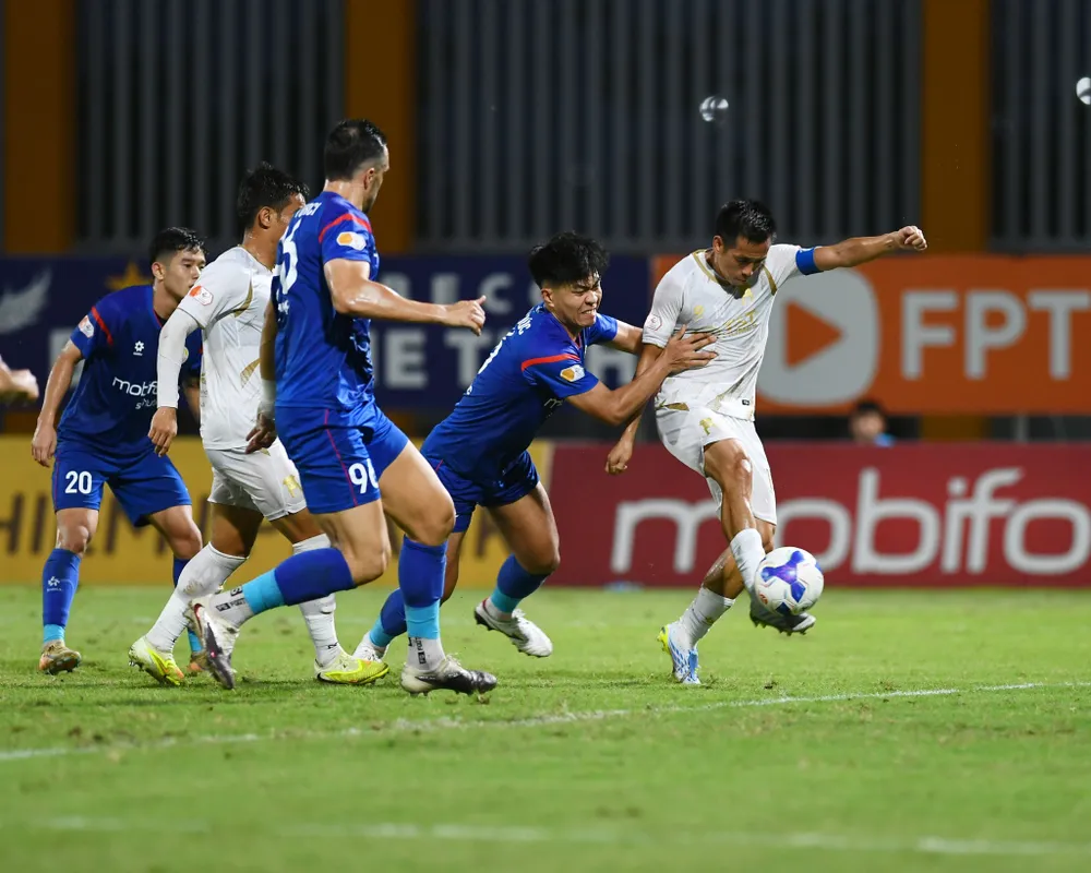 Văn Quyết tỏa sáng với vai trò dẫn dắt lối chơi và 1 lần lập công cho Hà Nội FC. Ảnh: HNFC