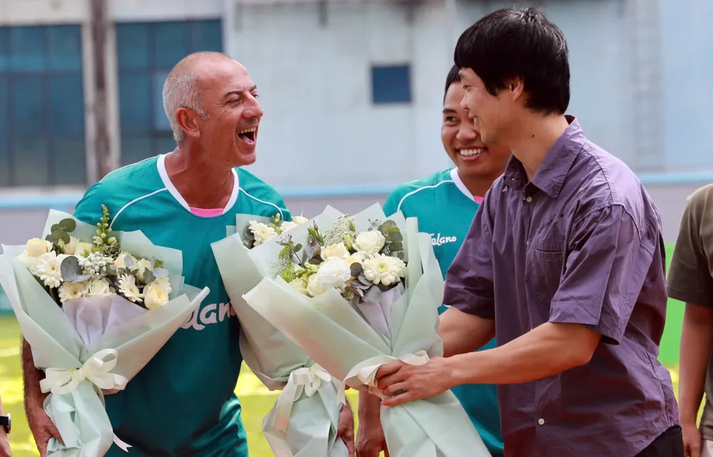 Công Phượng tặng hoa cho thầy Giôm.jpg