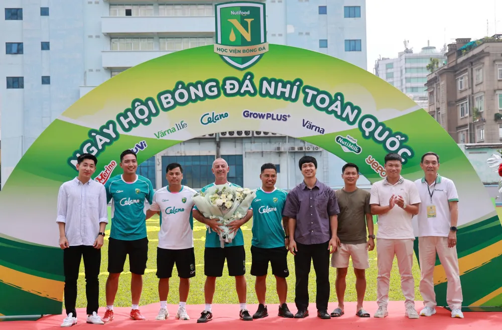 Nhật Minh, Công Phượng và các học trò chúc mừng thầy Giôm.jpg