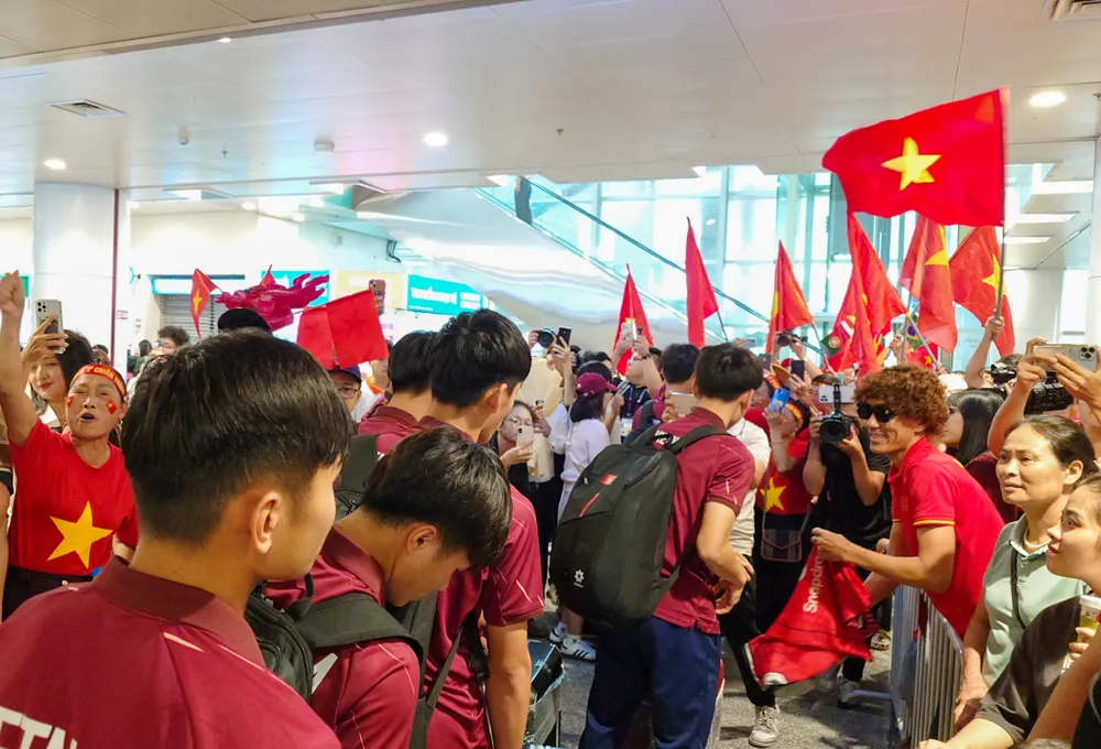 Đông đảo người hâm mộ ra sân bay Nội Bài đón thầy trò đội tuyển U17 Việt Nam.