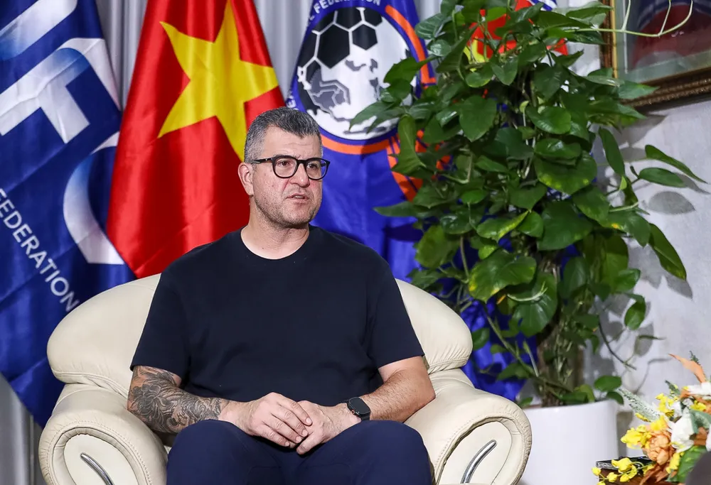HLV Cristiano Roland tại trụ sở LĐBĐ Việt Nam vào trưa 19-5. Ảnh: MNH ĐỖ