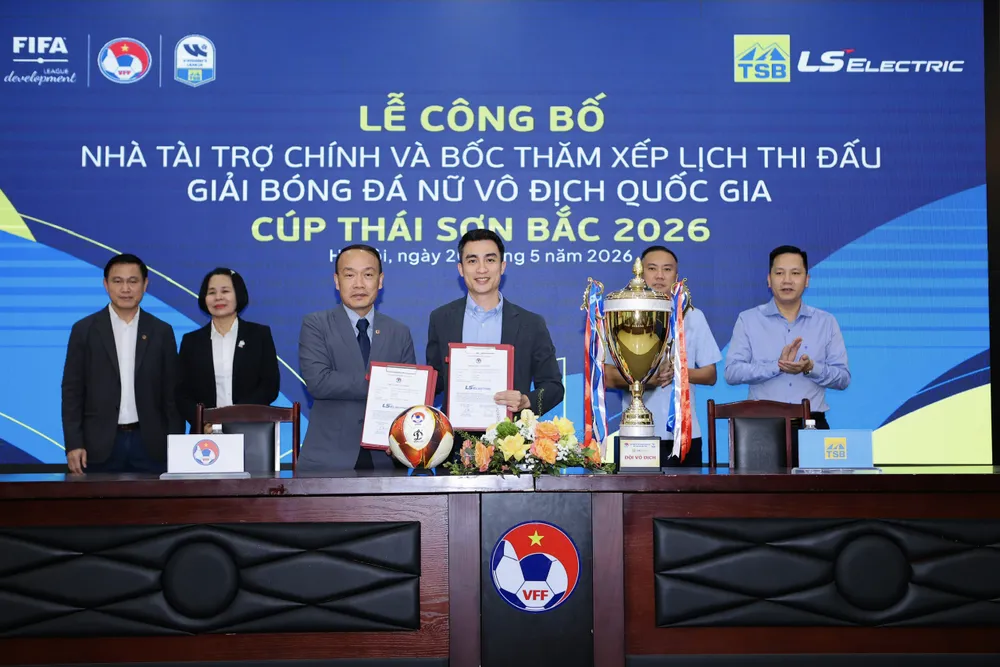 Tổng thư ký VFF Nguyễn Văn Phú và ông Trần Anh Minh – Tổng Giám đốc Công ty TNHH Thương mại Thiết bị điện Thái Sơn Bắc tại Lễ công bố nhà tài trợ.