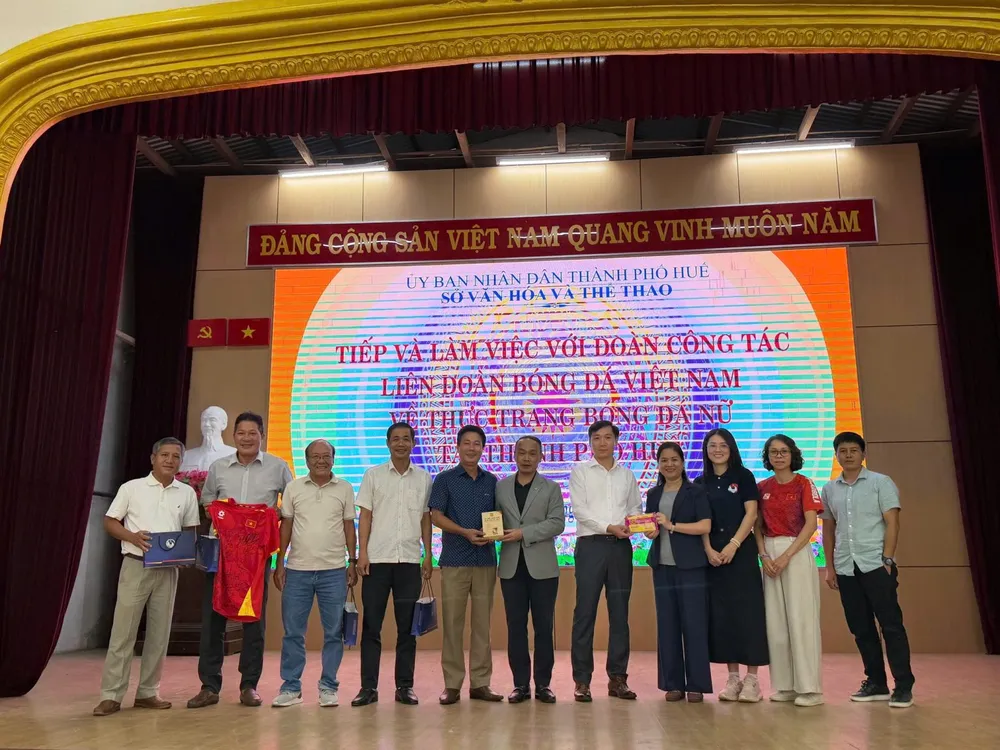 Lãnh đạo VFF trao quà lưu niệm đến lãnh đạo LĐBĐ thành phố Huế.