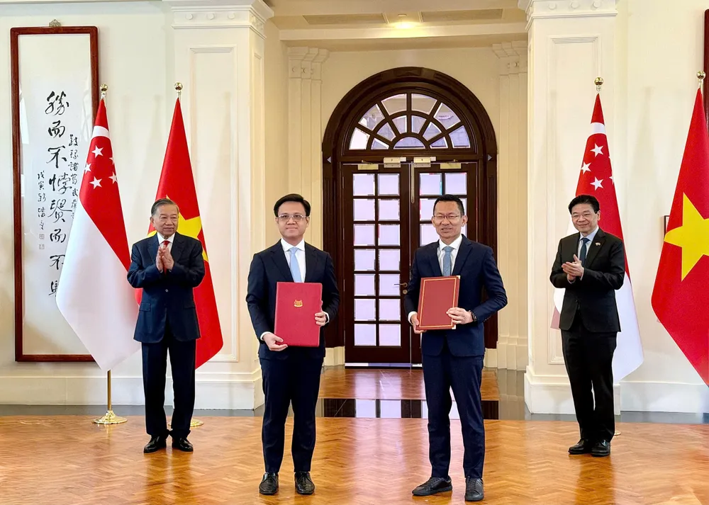 Ông Nguyễn Thế Duy, Đại biểu Quốc hội khóa XVI, Phó Chủ tịch HĐQT, kiêm Phó Tổng Giám đốc Tập đoàn Becamex và Lãnh đạo Trung tâm Tái sản xuất và Công nghệ tiên tiến (ARTC) ký kết biên bản ghi nhớ (MOU) vào ngày 29-5.