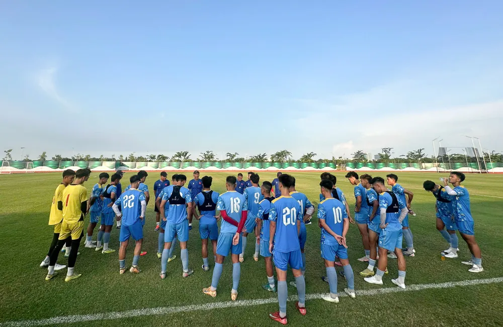 Buổi tập đầu tiên diễn ra dưới điều kiện thời tiếng nắng nóng và cả đội phải nhanh chóng thích nghi. Ảnh: ĐOÀN NHẬT