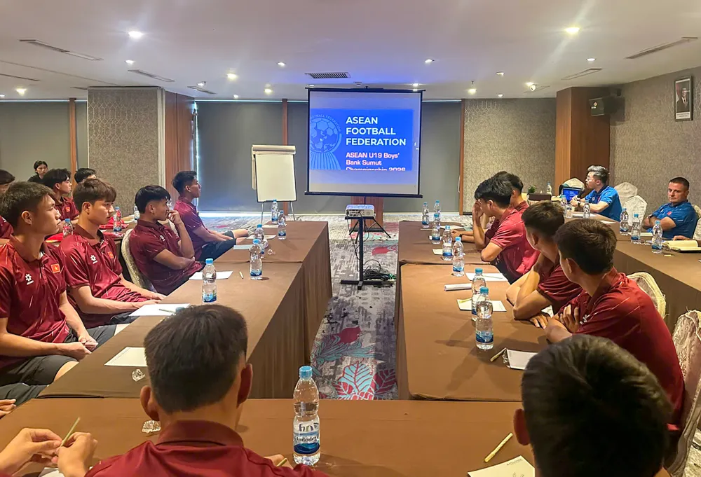 Toàn đội tham dự cuộc họp của AFF về phòng chống tiêu cực trong trong đá và bảo vệ cầu thủ trẻ. Ảnh: ĐOÀN NHẬT