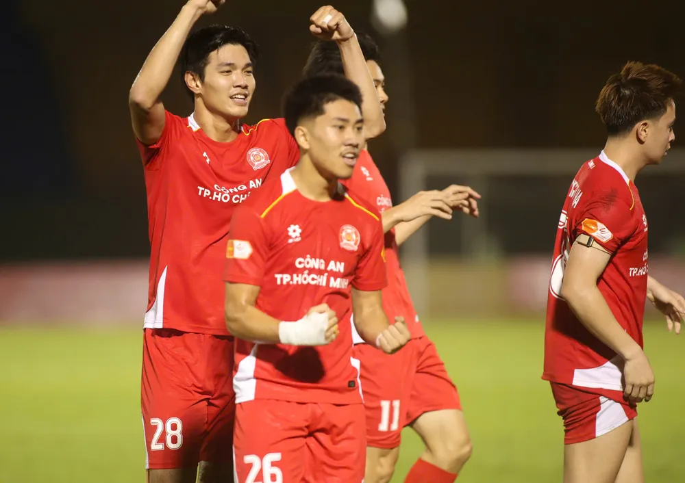 Niềm vui của cầu thủ Công an TPHCM sau bàn gỡ 1-1 vào cuối trận. Ảnh: ĐÌNH VIÊN