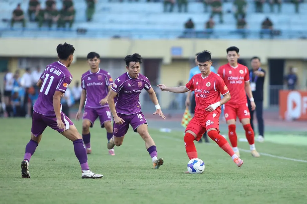 Trượt dài phong độ từ đầu giai đoạn 2, Becamex TPHCM không còn quyền tự quyết tranh trụ hạng ở lượt trận cuối. Ảnh: PVF