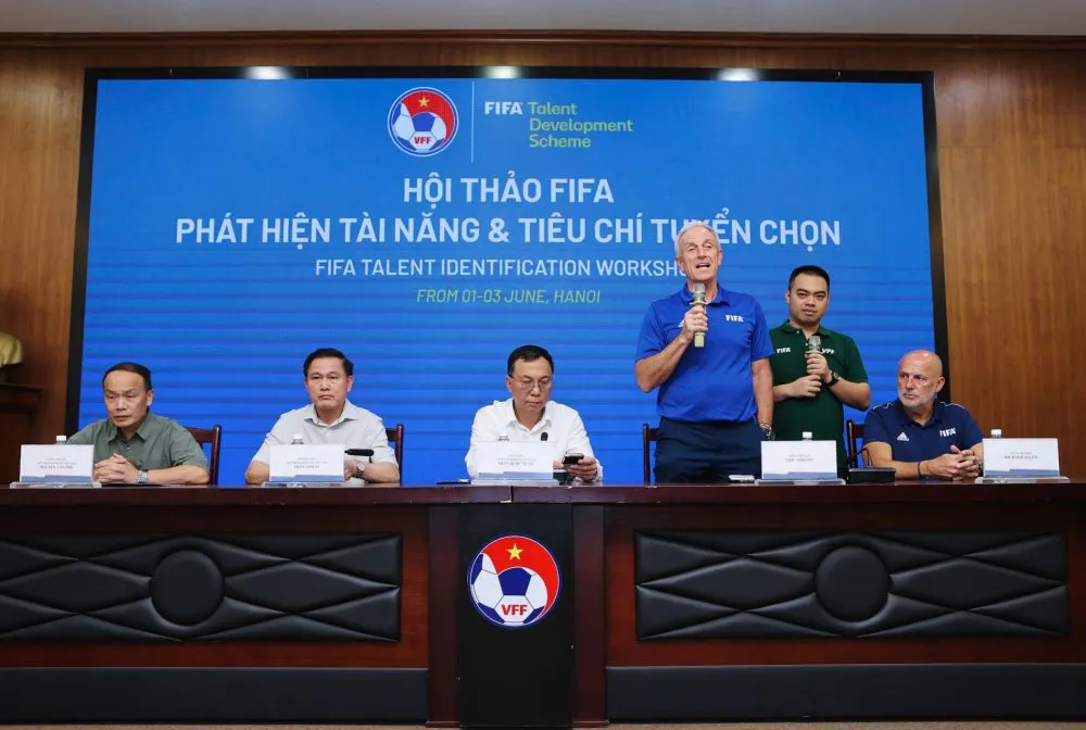 Giảng viên FIFA Eric Abraham bày tỏ vui mừng khi trở lại Việt Nam..