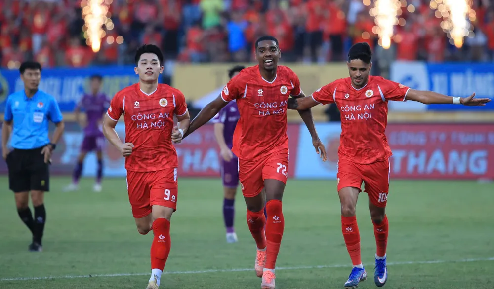 Bộ ba "sát thủ" của CLB CAHN: Đình Bắc, Alan Sebastiao và Artur. Ảnh: VPF