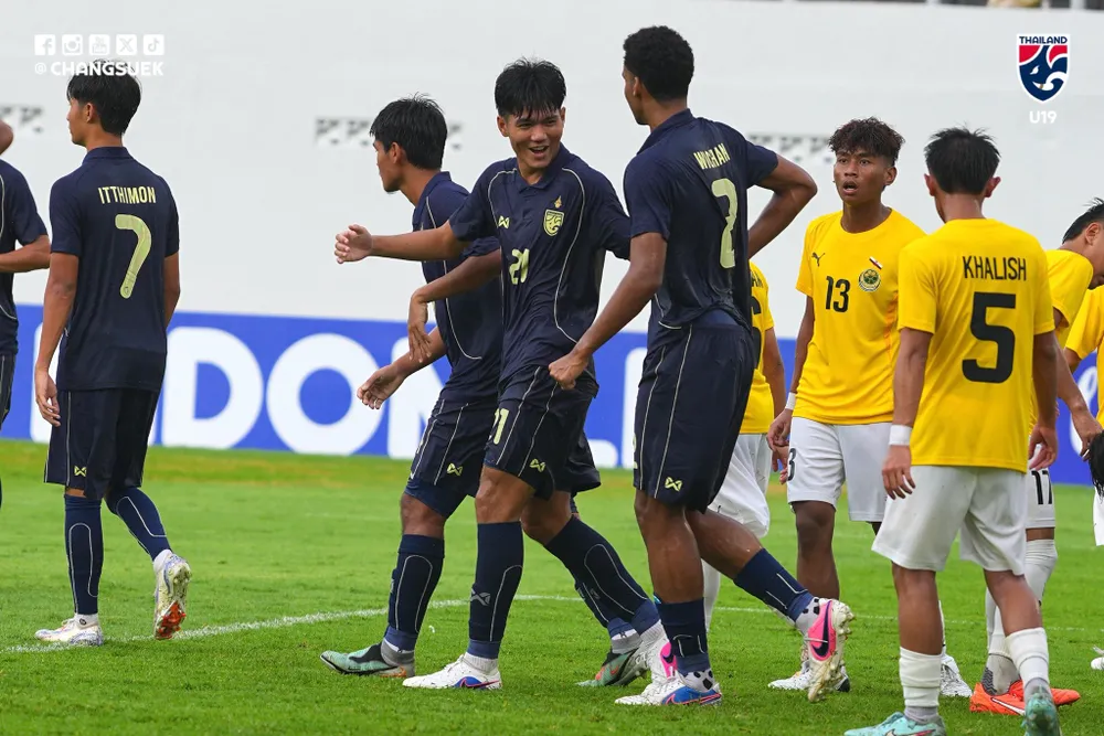 Các cầu thủ U19 Thái Lan thể hiện sức mạnh qua trận ra quân thắng U19 Brunei 9-0. Ảnh: FAT