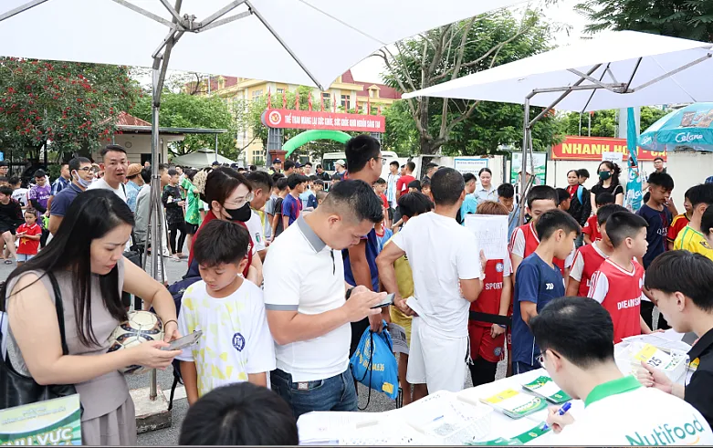 Các thí sinh và phụ huynh đến đăng ký tuyển sinh.