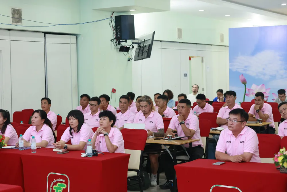 Đông đảo HLV các CLB nam và nữ tham dự buổi hội thảo. 