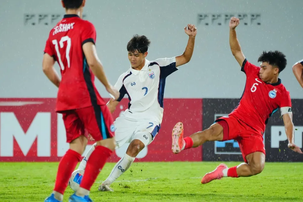 U19 Thái Lan tiếp tục củng cố ngôi đầu bảng B sau chiến thắng 4-0 trước U19 Singapore. Ảnh: FAT