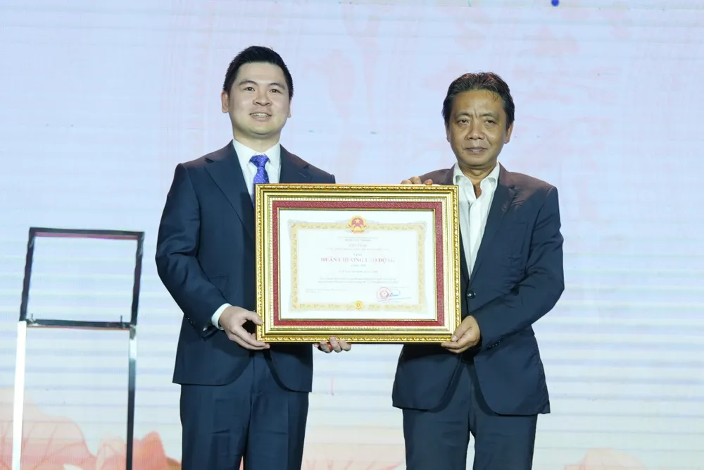 Thừa ủy quyền của Chủ tịch nước, ông Hoàng Đạo Cương- Thứ trưởng Bộ VHTTDL đã trao tặng Huân chương Lao động hạng Nhì cho CLB bóng đá Hà Nội. 