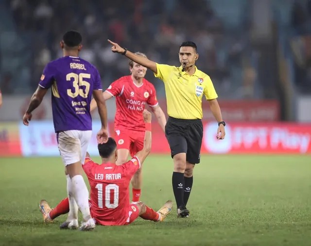 Trọng tài Muhammad Nazmi Bin Nasaruddin điều hành trận đấu giữa Thép Xanh Nam Định và Công an TPHCM tại V-League 2025-2026. Ảnh: HOÀNG LINH