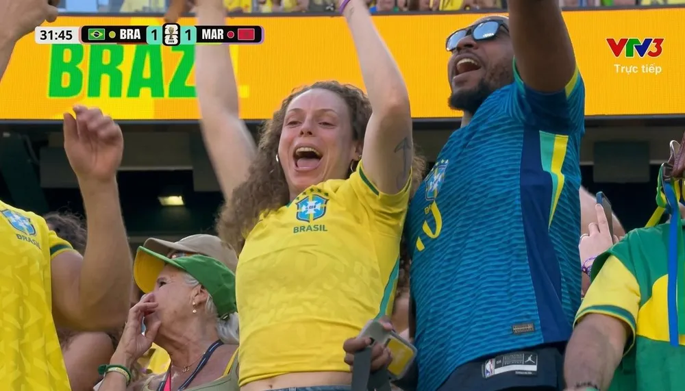 CĐV đội tuyển Brazil luôn "cháy" hết mình cùng đội nhà.