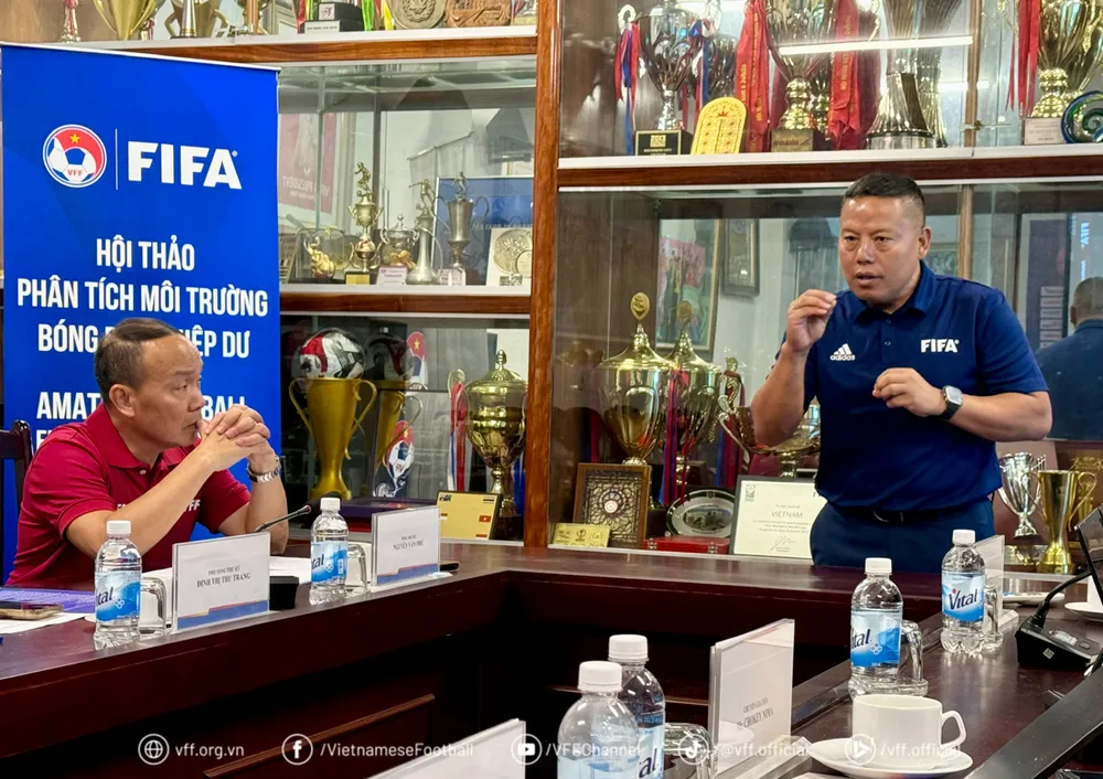Đại diện FIFA chia sẻ tại buổi làm việc