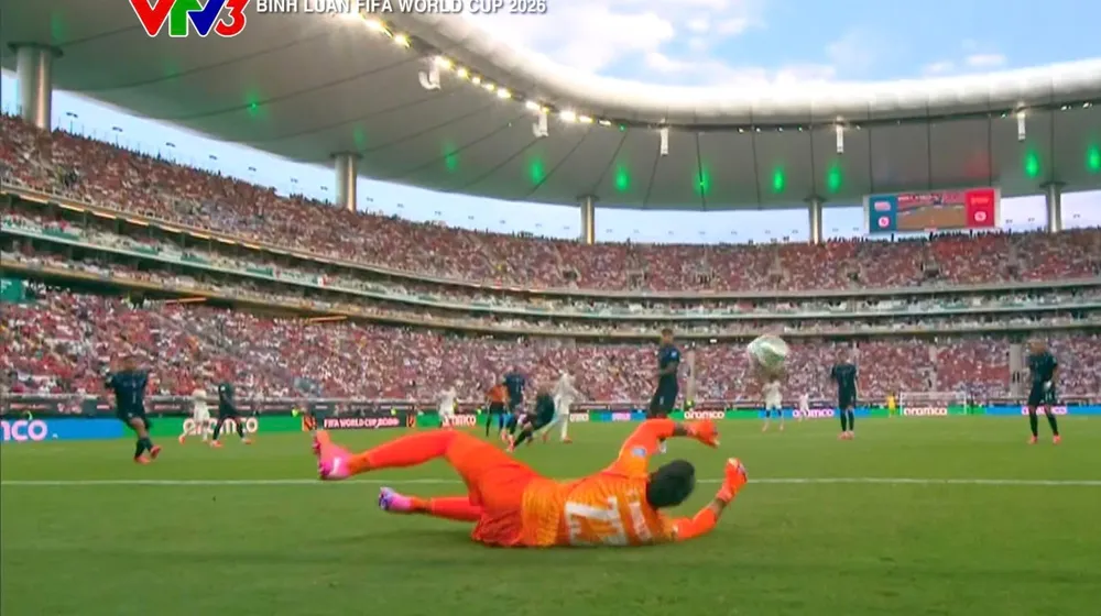 Tình huống sai lầm của thủ môn Muslera dẫn đến bàn thua của đội Uruguay.