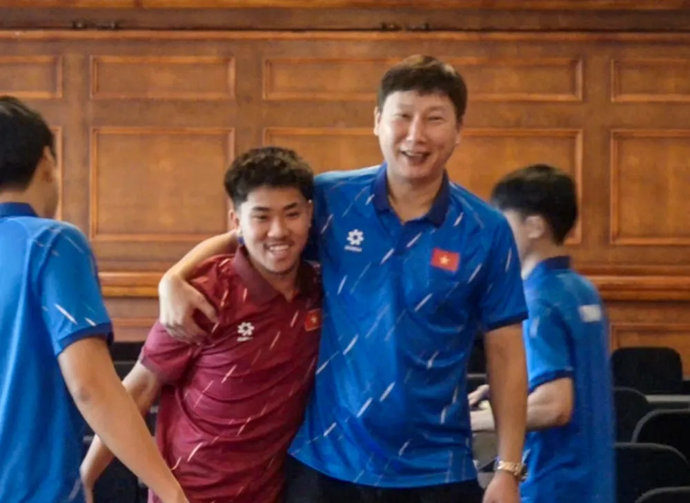 HLV Kim Sang-sik chào đón Đăng Khoa hôm đội tuyển hội quân.