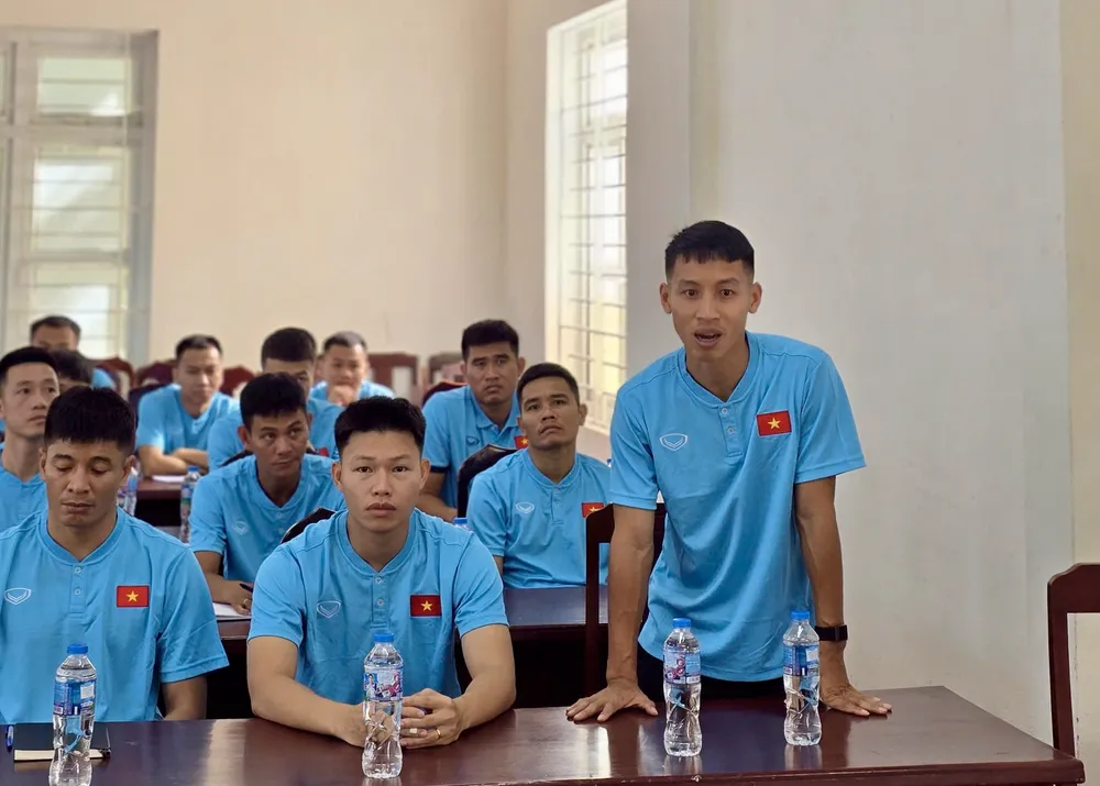 Đỗ Hùng Dũng cùng nhiều cầu thủ kỳ cựu đang còn thi đấu như Văn Thắng, Huy Hùng, Khắc Ngọc... đăng ký tham dự khóa học.