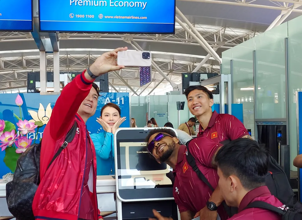 Văn Lâm, Xuân Son và Văn Hậu chụp hình lưu niệm tại sân bay Nội Bài.