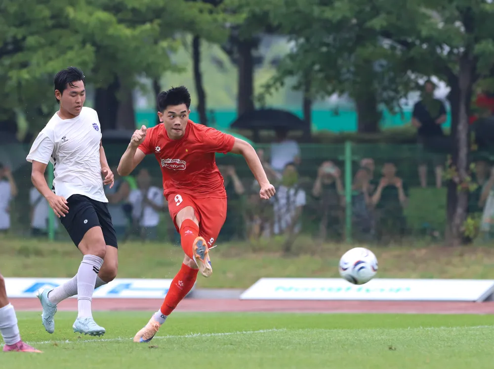 Đình Bắc, tác giả bàn ấn định chiến thắng 6-0 cho đội tuyển Việt Nam.