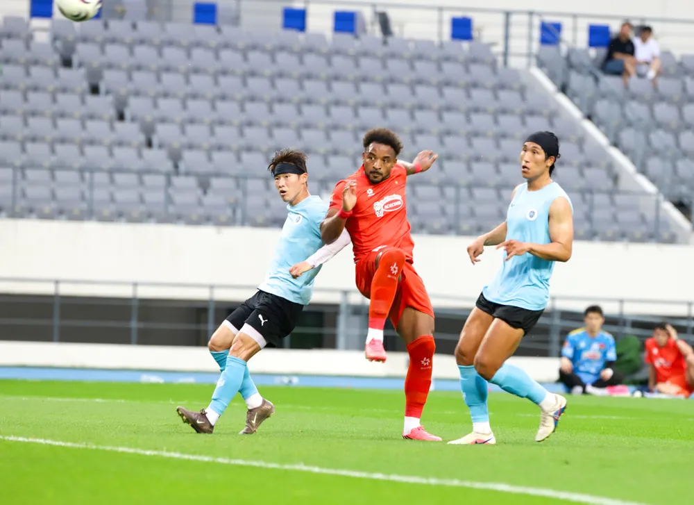 Xuân Son nỗ lực dứt điểm trước sự kèm cặp của hai hậu vệ Yongin FC.