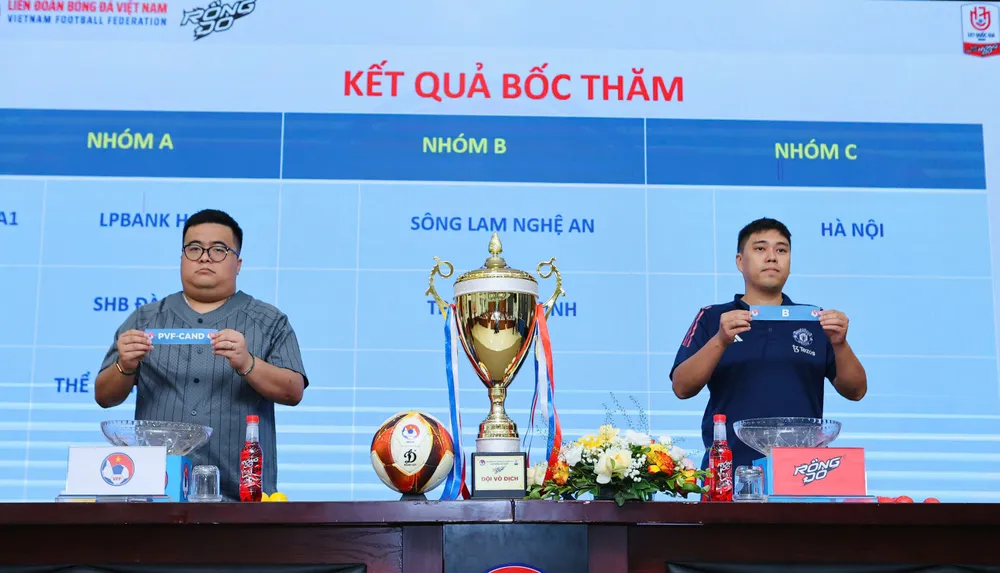 Đại diện giới truyền thông tham gia bốc thăm chia bảng cho giải.