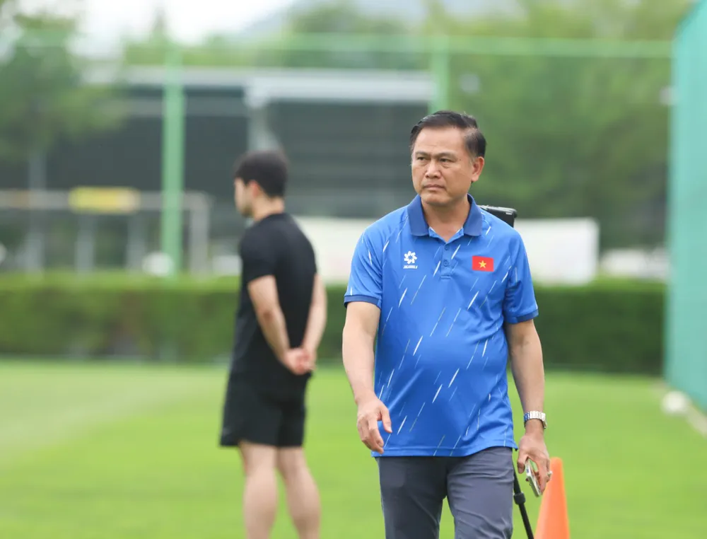 Phó chủ tịch VFF Trần Anh Tú đã sang Hàn Quốc từ ngày 9-7