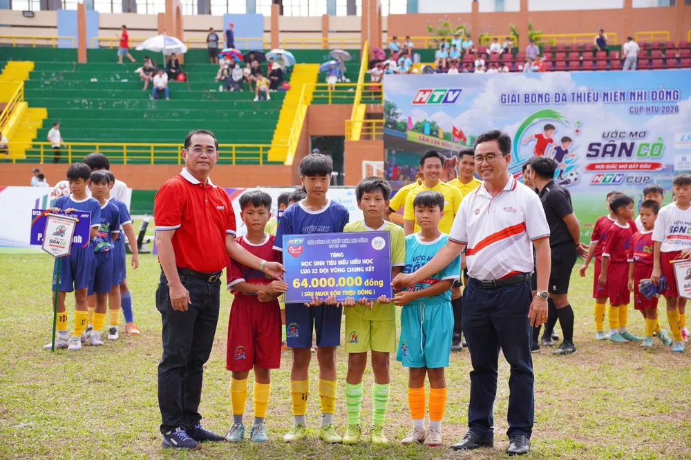 Tại lễ bế mạc, Ban tổ chức đã trao quà đến học sinh tiêu biểu, hiếu học từ 32 đội tham dự giải với số tiền 64 triệu đồng. Ảnh: BẢO THÀNH