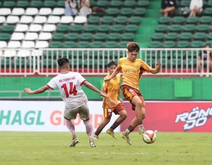 HA,.GL (áo vàng) để thua TC Viettel 2-5 ở trận ra quân.