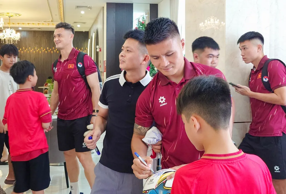 Các cổ động viên nhí tại Thái Nguyên chào đón Quang Hải và các đồng đội khi vừa đến khách sạn.