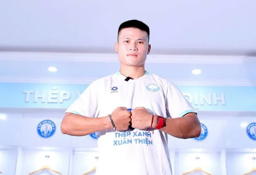 Sau khi chia tay Hà Nội FC, Tuấn Hải chuyển sang làm đồng đội Xuân Son trên hàng công Nam Định ở mùa bóng tới.