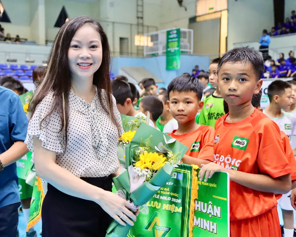 Bà Đinh Thị Thu Trang – Phó Tổng thư ký Liên đoàn bóng đá Việt Nam, đồng Trưởng Ban tổ chức giải trao cờ lưu niệm đến các đội tham dự vòng chung kết.