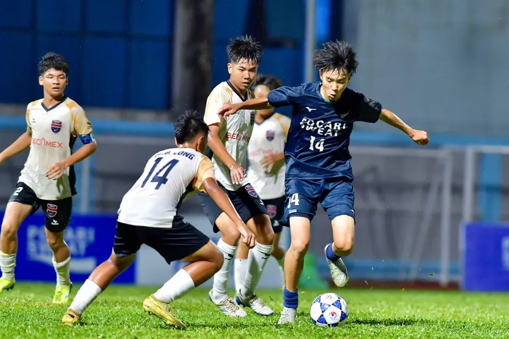 Cuộc so tài giữa U14 Tokushima Vortis (Nhật Bản) và U14 Becamex TPHCM trên sân Hoa Lư vào tối 25-7.