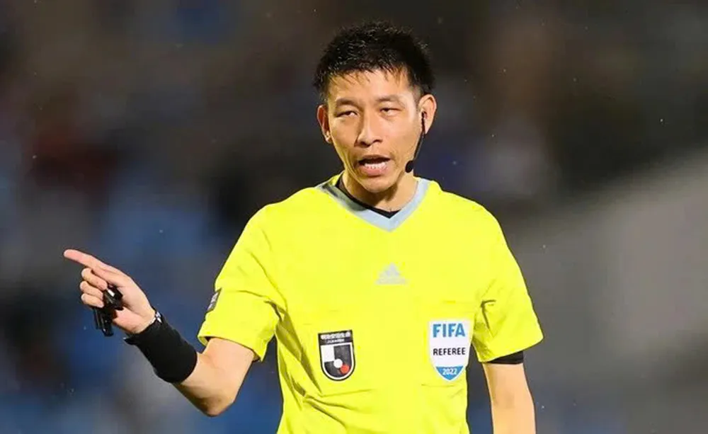 Trọng tài Hiroki Kasahara vốn được mệnh danh là "vua thẻ". Ảnh: AFLO SPORT