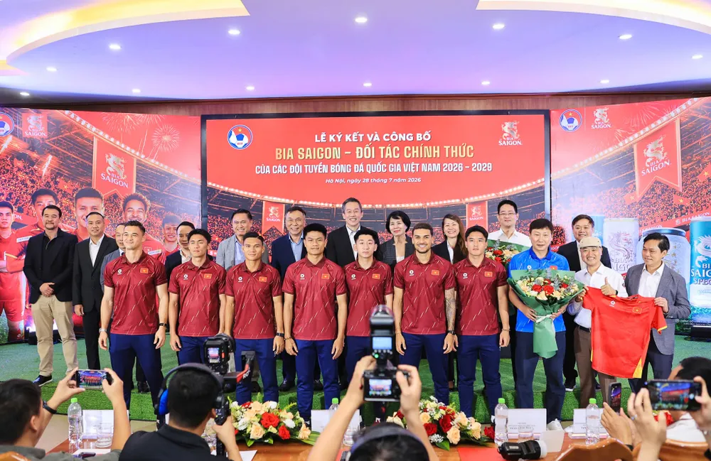 Lãnh đạo VFF, nhà tại trợ chụp hình lưu niệm cùng đại diện đội tuyển Việt Nam đến tham dự sự kiện.
