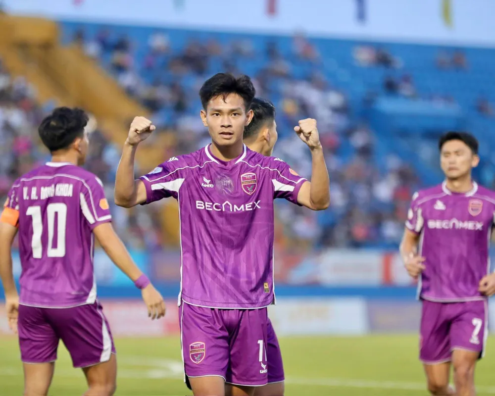 Chấn thương sẽ khiến Vĩ Hào không thể đồng hành cùng Becamex TPHCM ở đầu mùa bóng 2026-2027. Ảnh: BHCMC