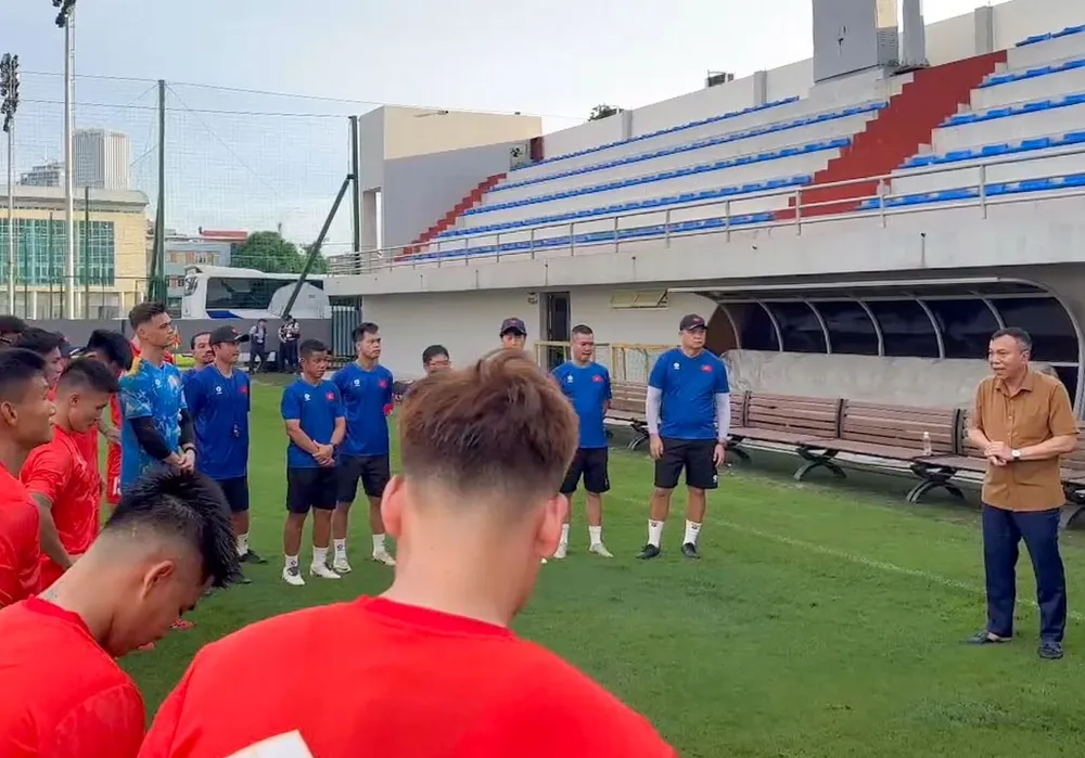 Chủ tịch VFF Trần Quốc Tuấn dặn dò các cầu thủ trước bưởi tập chiều 29-7. 