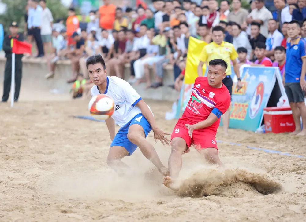 Đà Nẵng (áo trắng) thắng cách biệt 5-1 trước Tây Ninh ở trận bán kết.