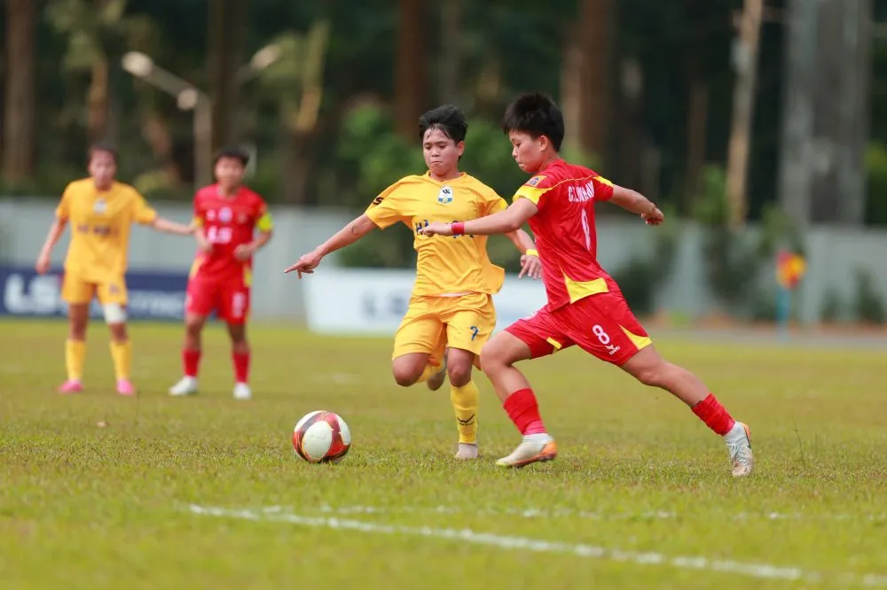 Dù thi đấu đầy nỗ lực nhưng Vạn Sự cùng các đồng đội không ngăn được trận thua đậm trước TPHCM I.