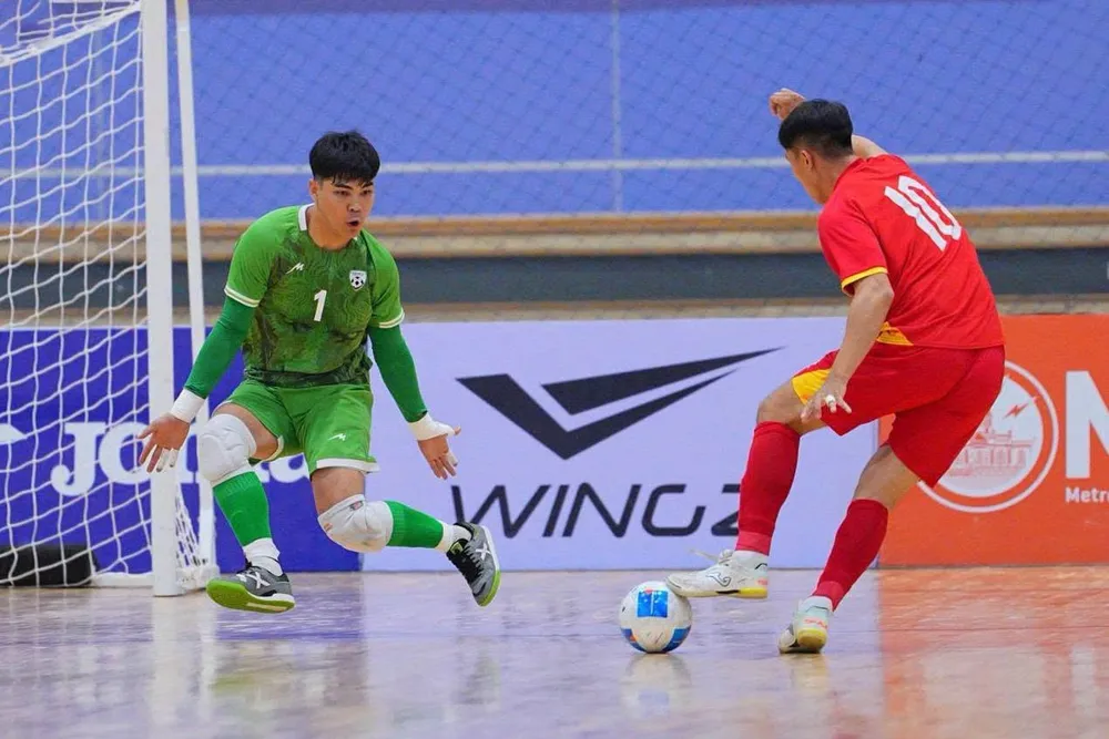 Thịnh Phát trong tình huống đối mặt cùng thủ môn đội tuyển Afghanistan. Ảnh: TSN FC