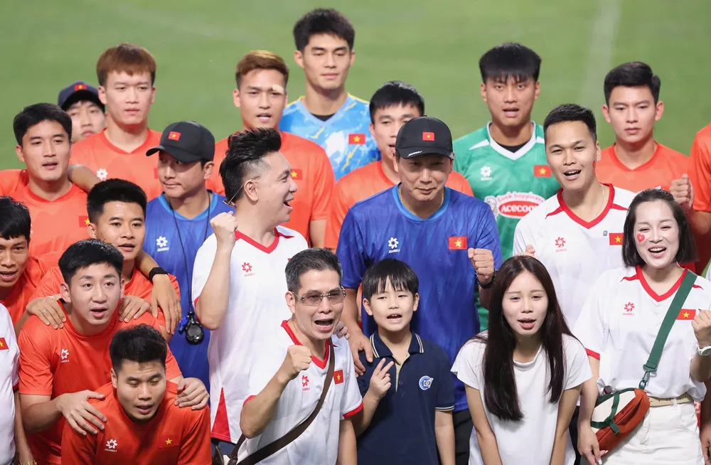 Người hâm mộ giao lưu cùng đội tuyển Việt Nam trước buổi tập vào chiều 5-8. Ảnh: HẢI HOÀNG