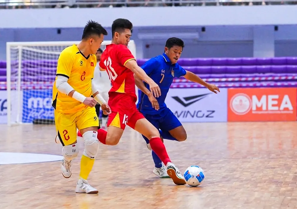 Đội tuyển futsal Việt Nam ngược dòng chia điểm đầy cảm xúc với đội chủ nhà Thái Lan.