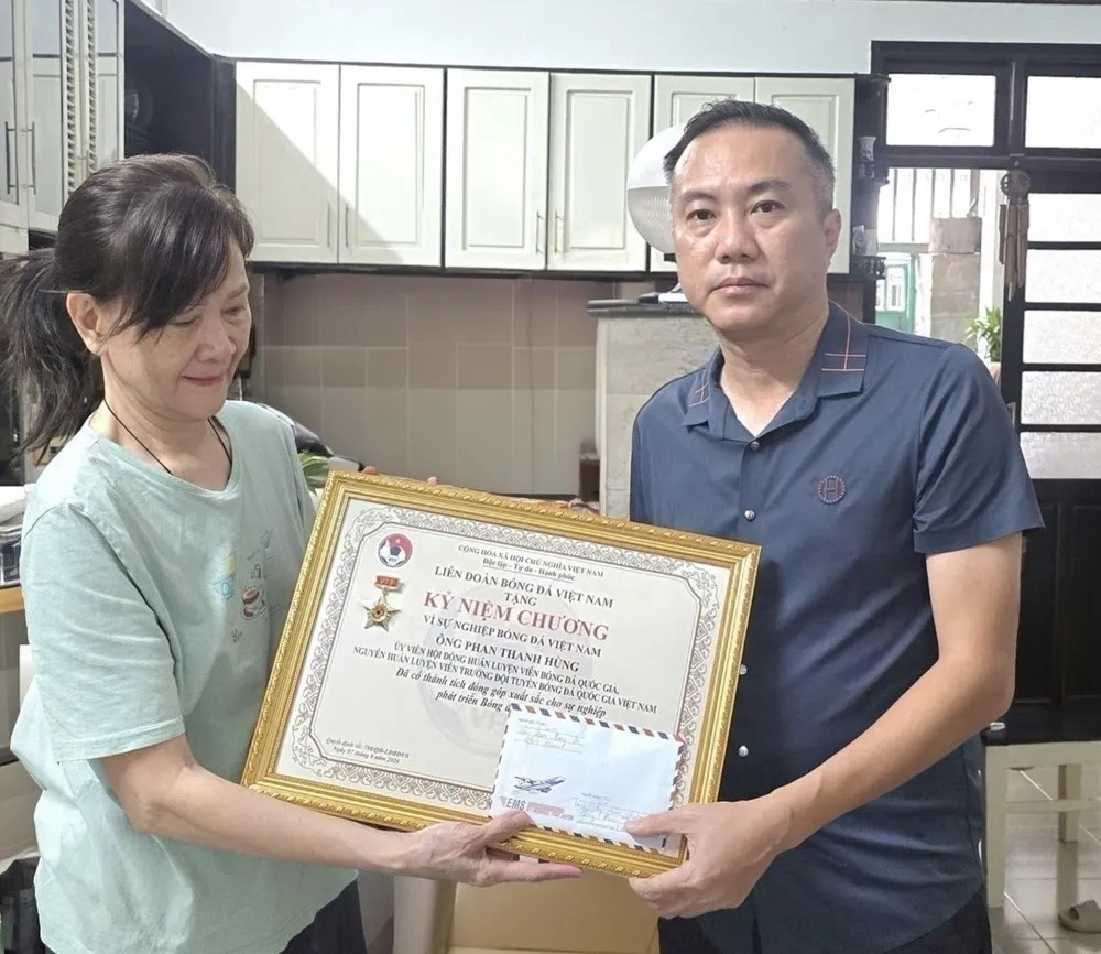Lãnh đạo VFF thăm và trao tặng kỷ niệm chương đến HLV Phan Thanh Hùng tại nhà riêng.