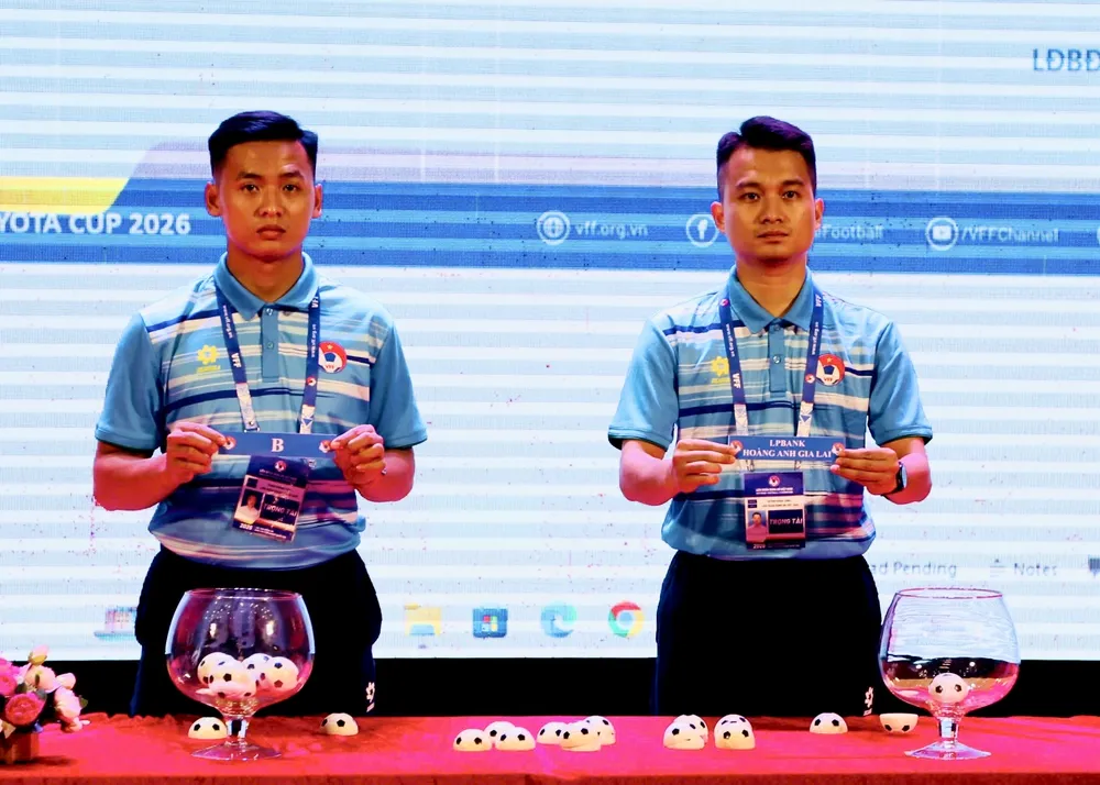 Đai diện BTC giải trong phần bốc thăm chia bảng cho các đội dự giải.