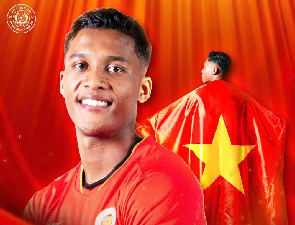 Nguyễn Adou Legley Minh hoàn tất thủ tục nhập tịch. Ảnh: CAHN FC